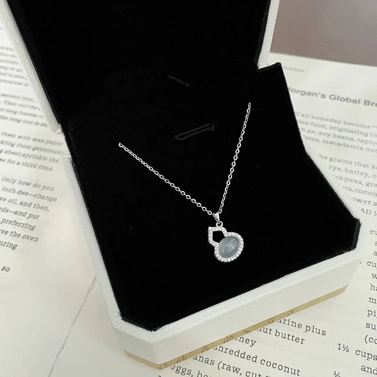 Graceful 925 Sterling Silver Gourd Pavé Oval Pendant Necklace - Silver