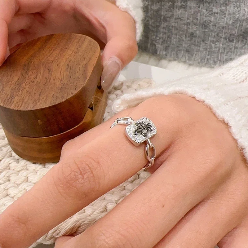 Ornate 925 Sterling Silver Fleur-de-Lis Crystal-Link Ring