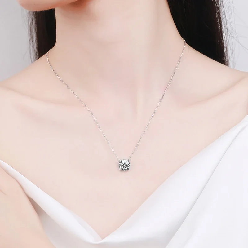 Radiant 925 sterling silver Round Four-Prong Necklace
