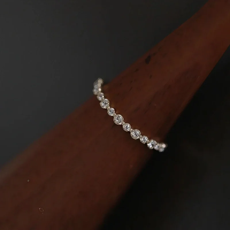 Delicate 18K Gold-Plated Graduated Round Bezel-Set Ring