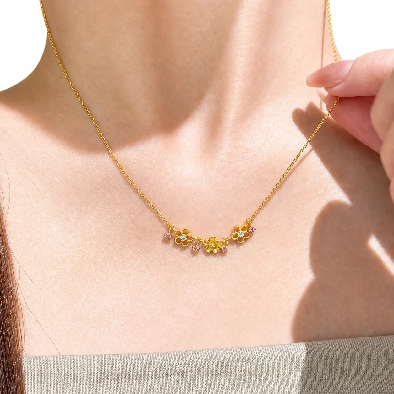 Delicate Gold-Plated Copper Three-Flower Crystal Necklace