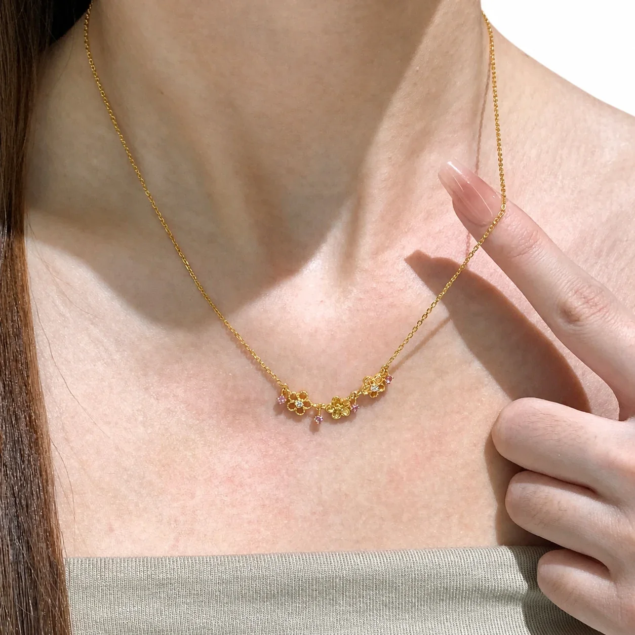 Delicate Gold-Plated Copper Three-Flower Crystal Necklace