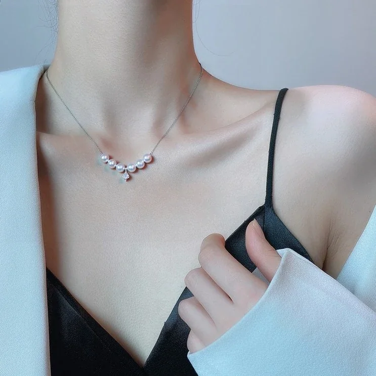Delicate Seven-Pearl Smile Box Chain Necklace