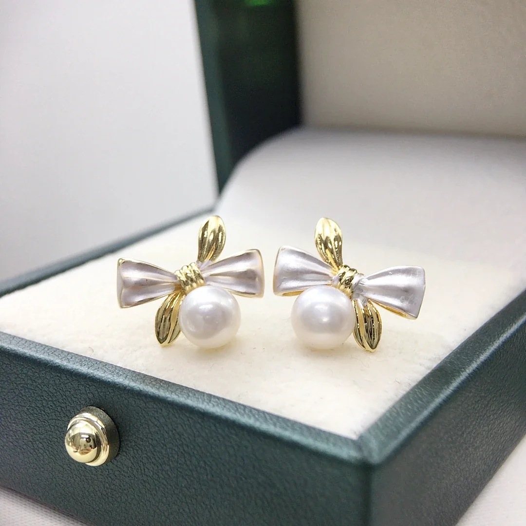 Lustrous Bow-Knot Fluted Leaf Freshwater Pearl Stud Earrings