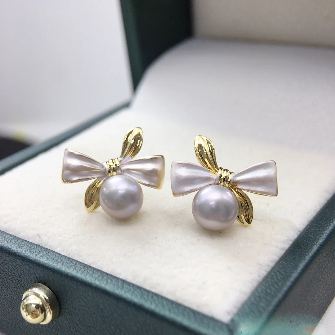 Lustrous Bow-Knot Fluted Leaf Freshwater Pearl Stud Earrings