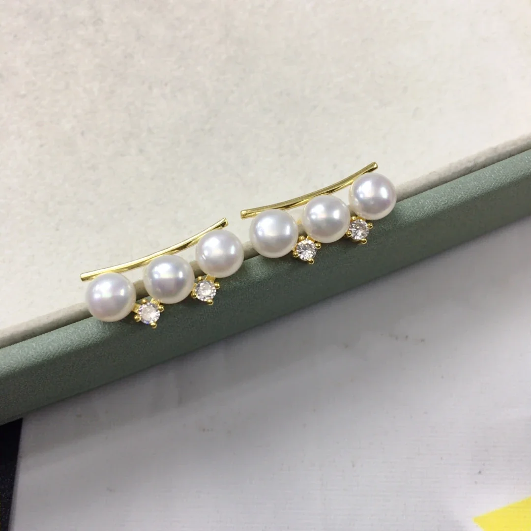 Curved Triple-Pearl Freshwater Pearl Bar Stud Earrings