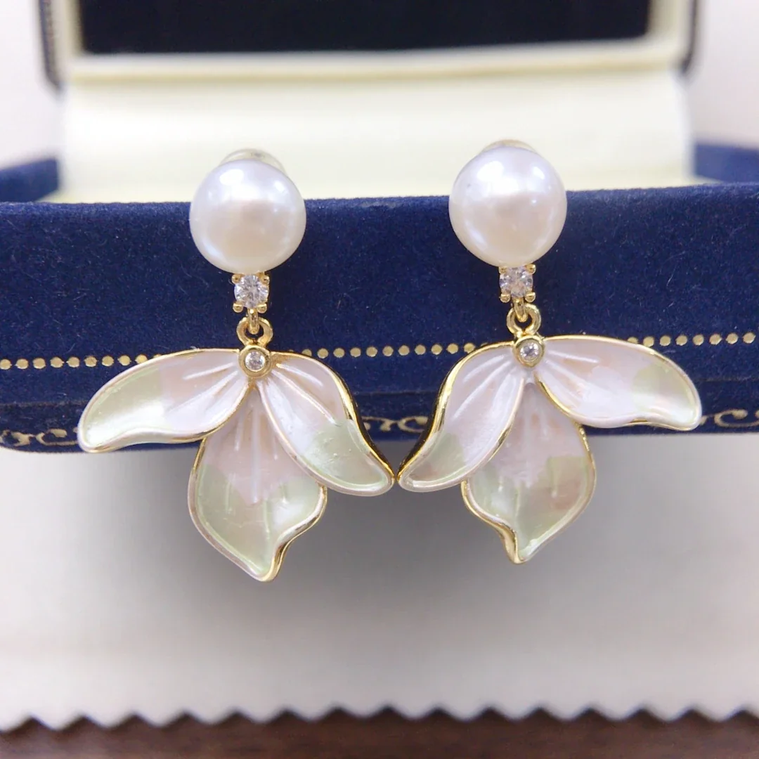 Iridescent Three-Petal Gold-Plated Freshwater Pearl Earrings