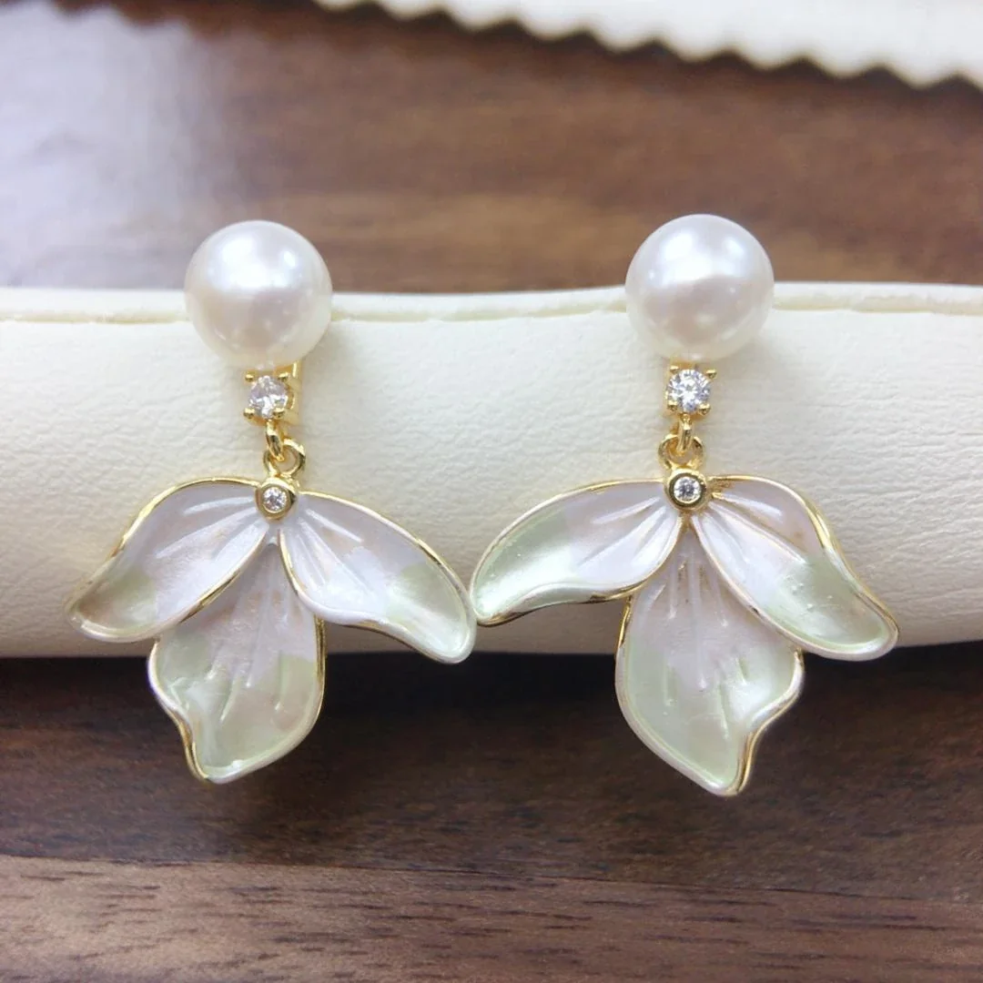 Iridescent Three-Petal Gold-Plated Freshwater Pearl Earrings - White