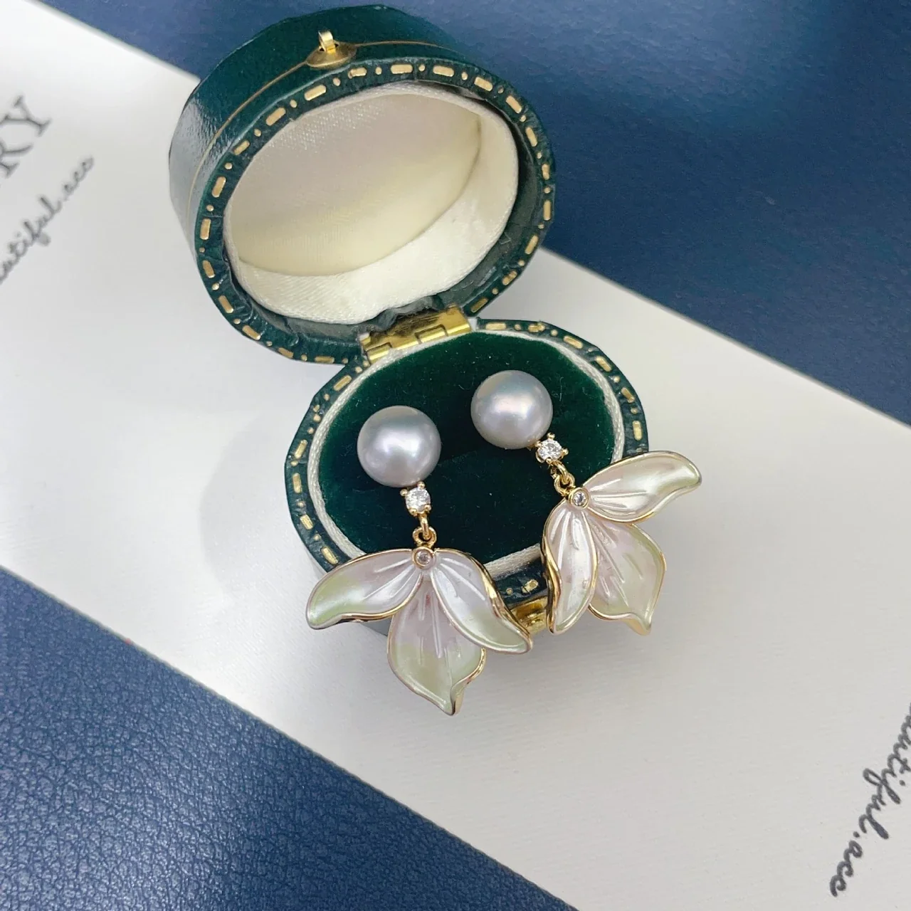 Iridescent Three-Petal Gold-Plated Freshwater Pearl Earrings - Gray