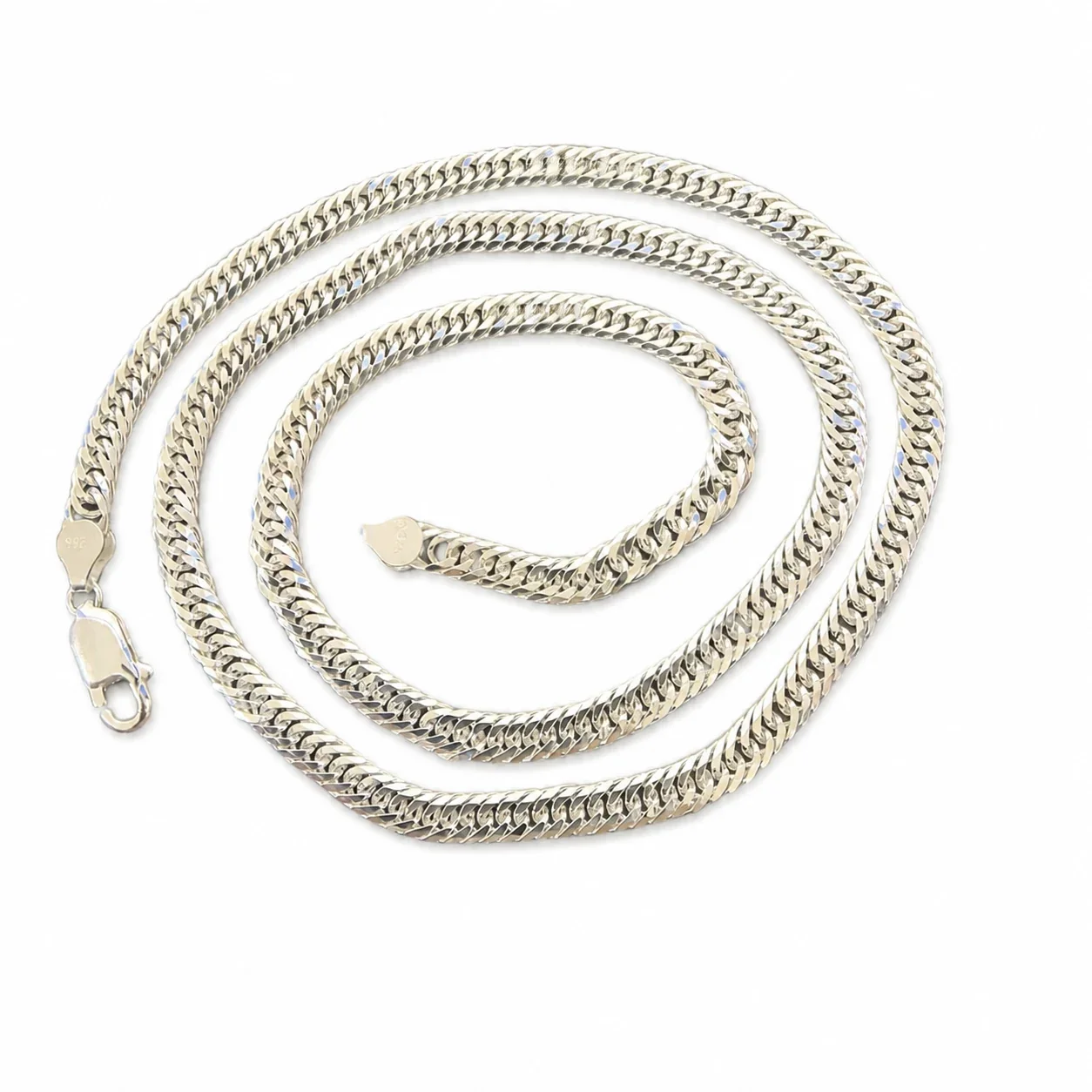 Collana a catena grumetta sfaccettata in argento 925, fotografata su fondo bianco