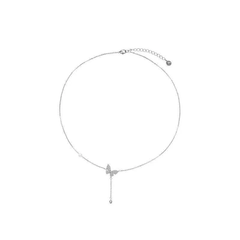 Colar delicado com pendente de borboleta pavé em prata 925