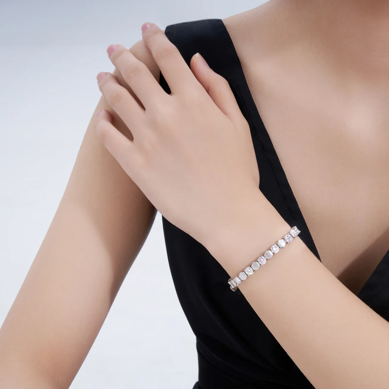 Geometric Electroplated Round Moissanite Link Bracelet