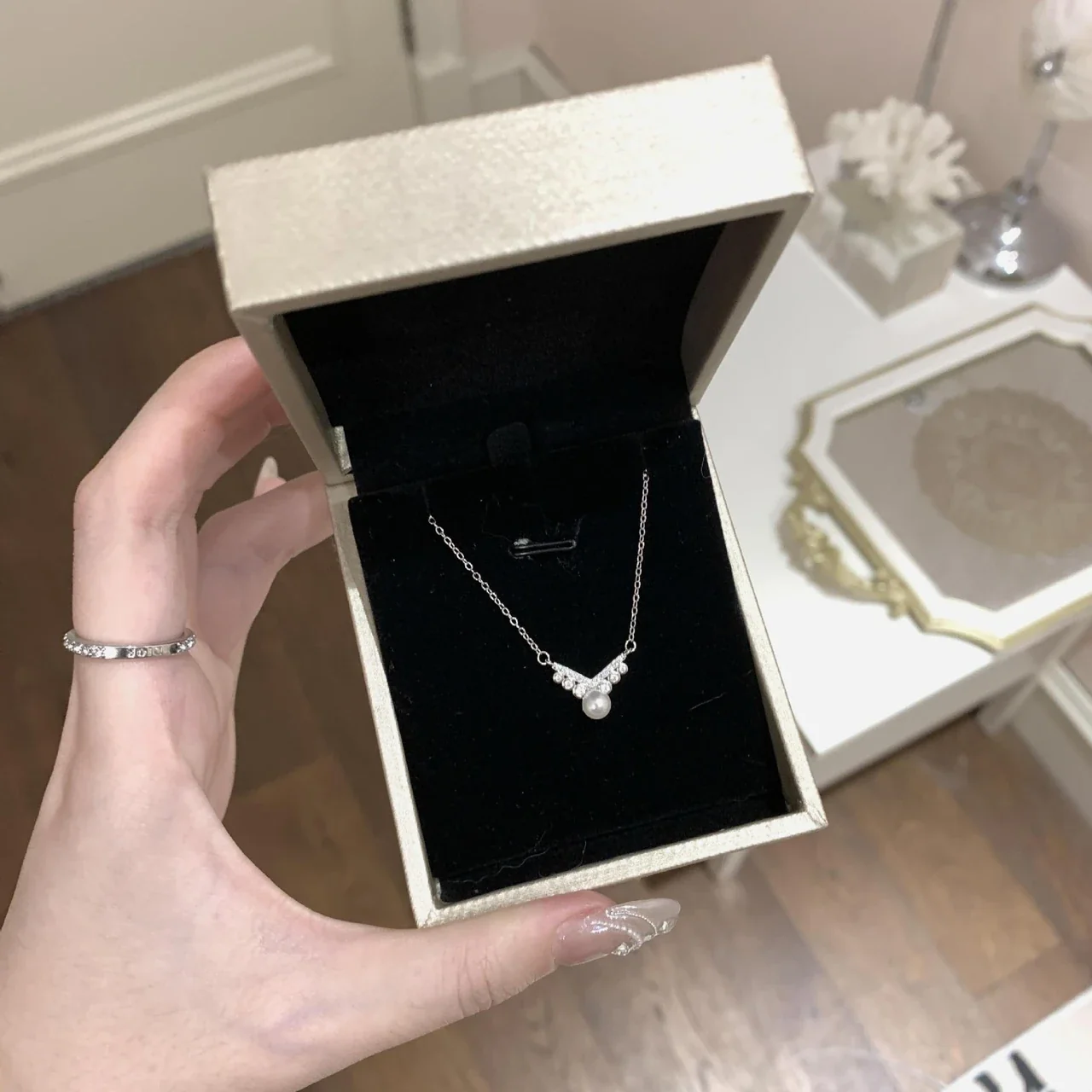 Delicate 925 Sterling Silver V-Shape Clear Stone Shell Pearl Necklace