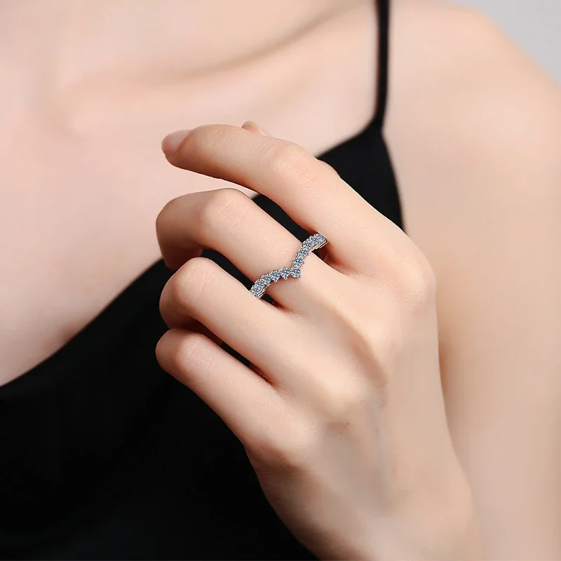 Crownlike 925 Sterling Silver V Prong-Set Moissanite Ring