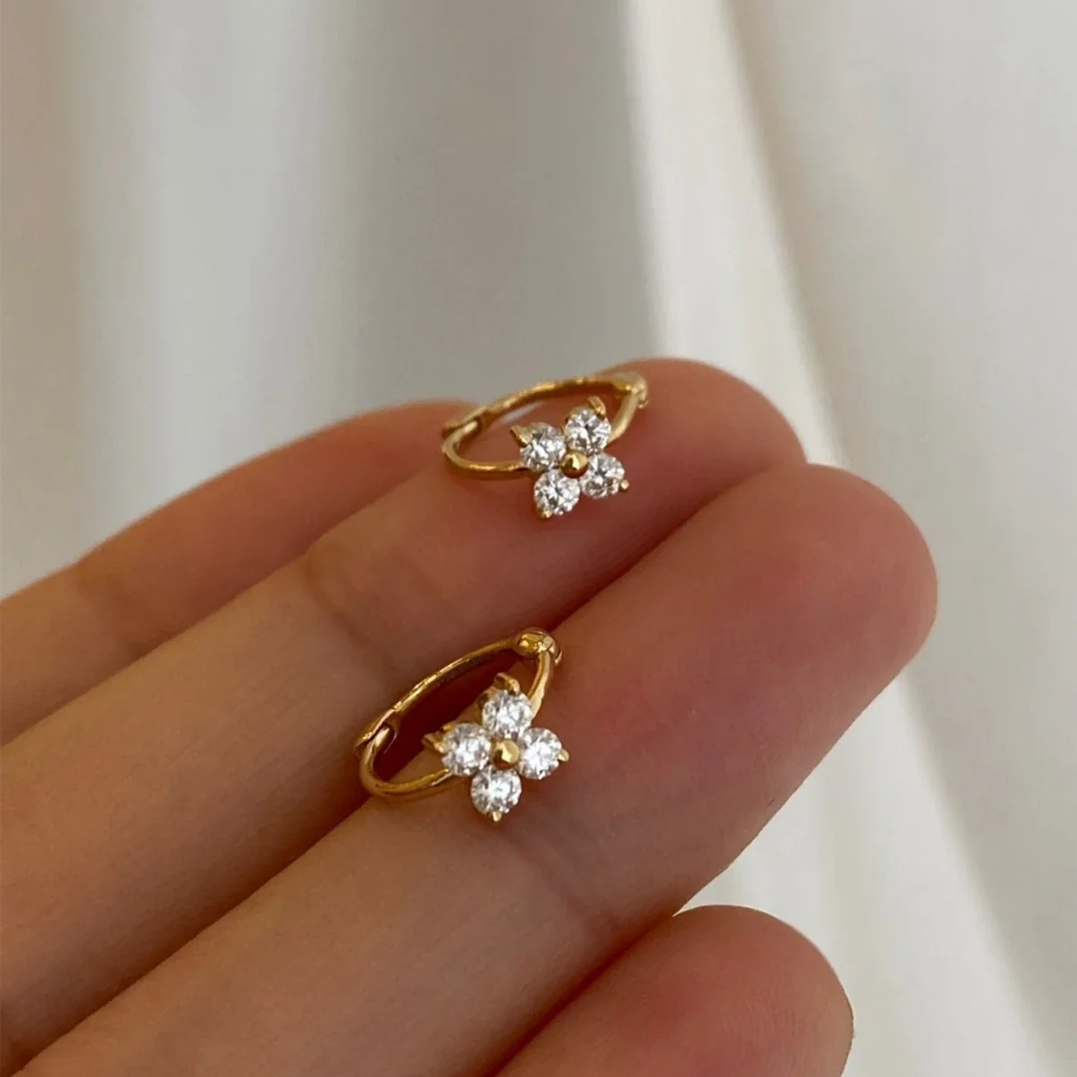 Delicate 925 Sterling Silver Four-Petal Huggie Hoop Earrings