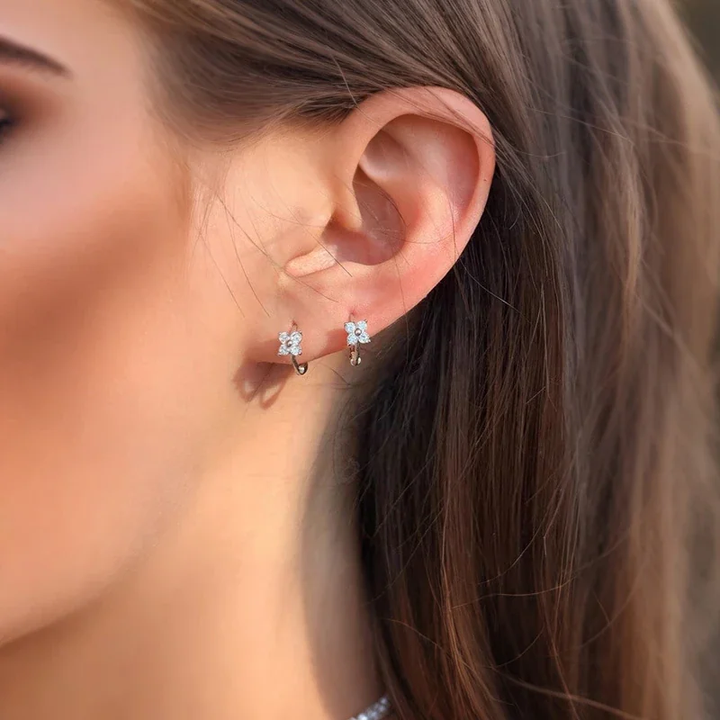 Delicate 925 Sterling Silver Four-Petal Huggie Hoop Earrings - Silver