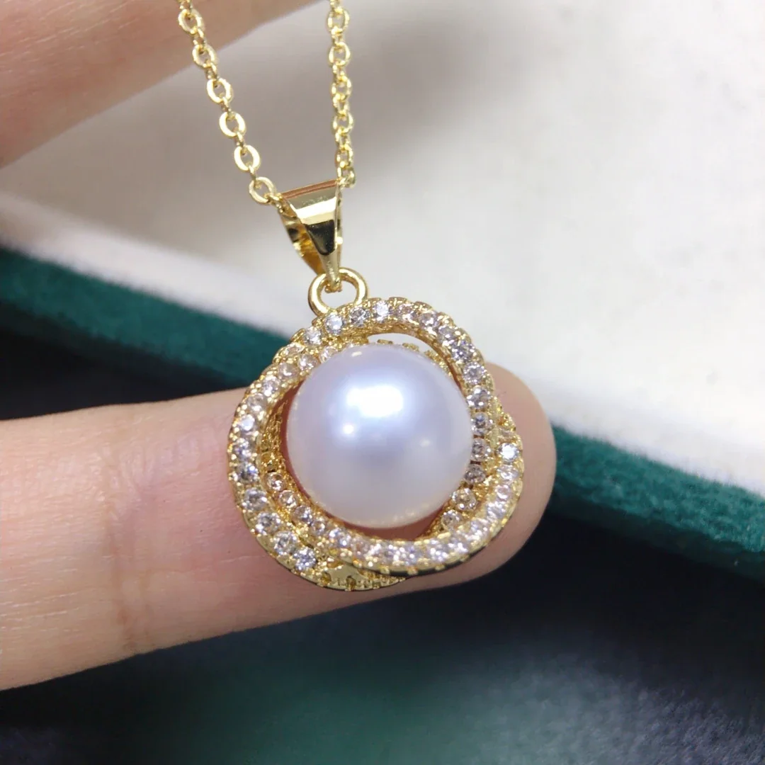 Lustrous Wavy Halo Pearl Pavé Pendant Necklace - Gold