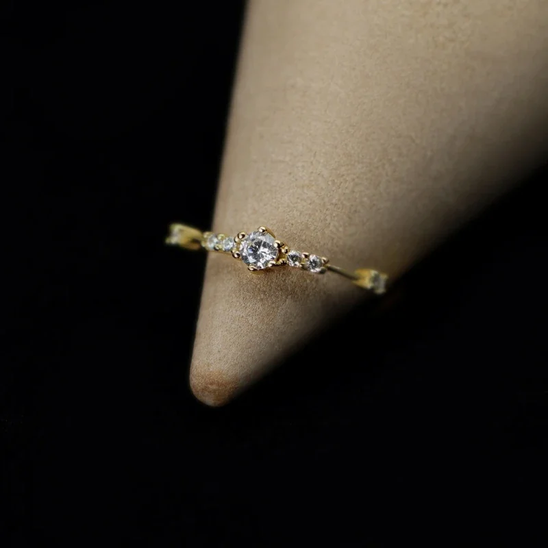 Delicate 925 Sterling Silver Seven-Stone Round Prong Ring