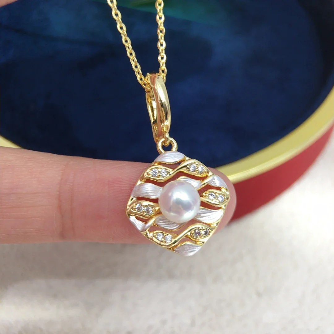 Ornate Gold-Plated Wavy Lattice Pearl Pendant Necklace