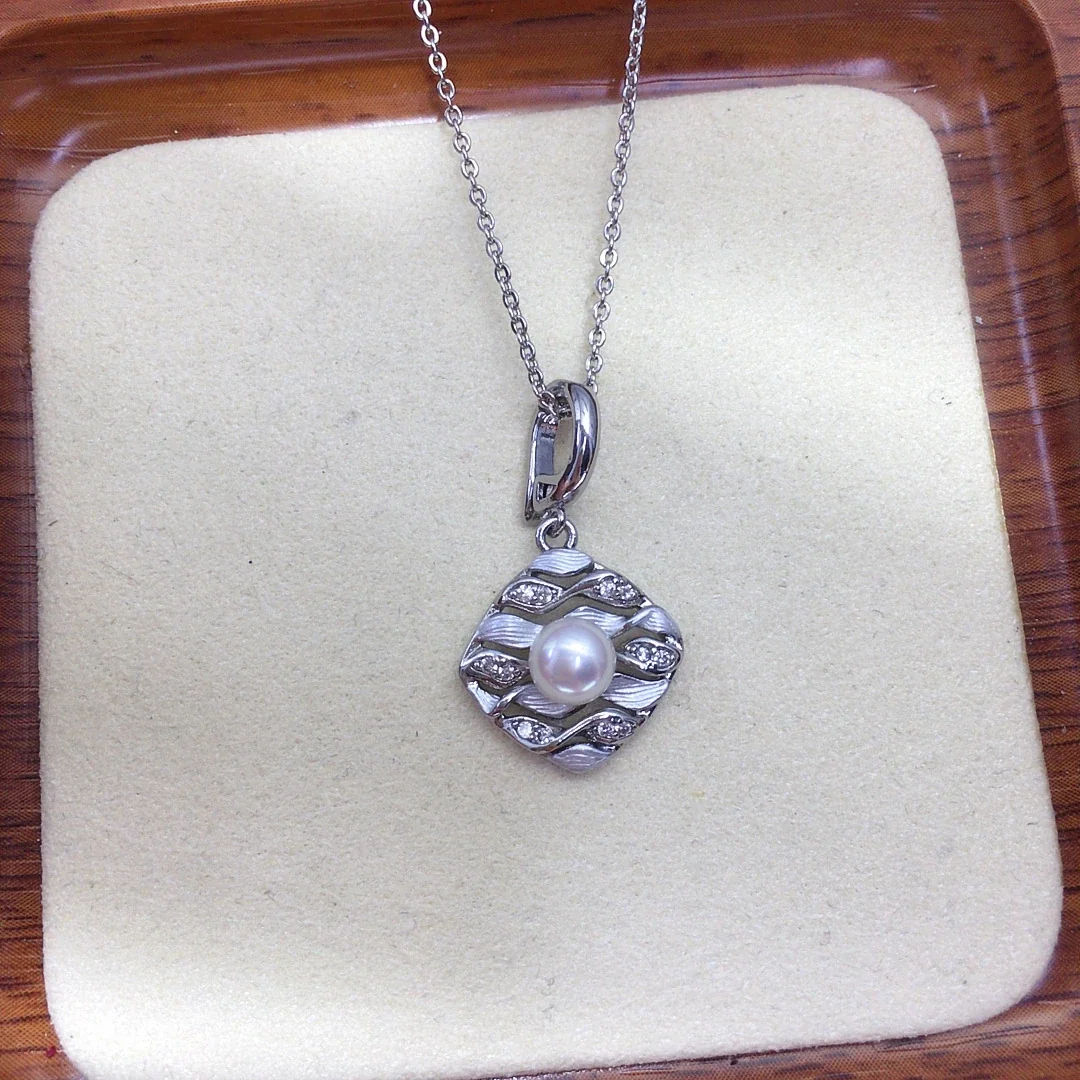 Ornate Gold-Plated Wavy Lattice Pearl Pendant Necklace