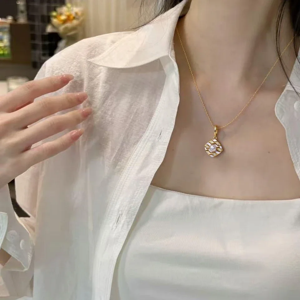 Ornate Gold-Plated Wavy Lattice Pearl Pendant Necklace