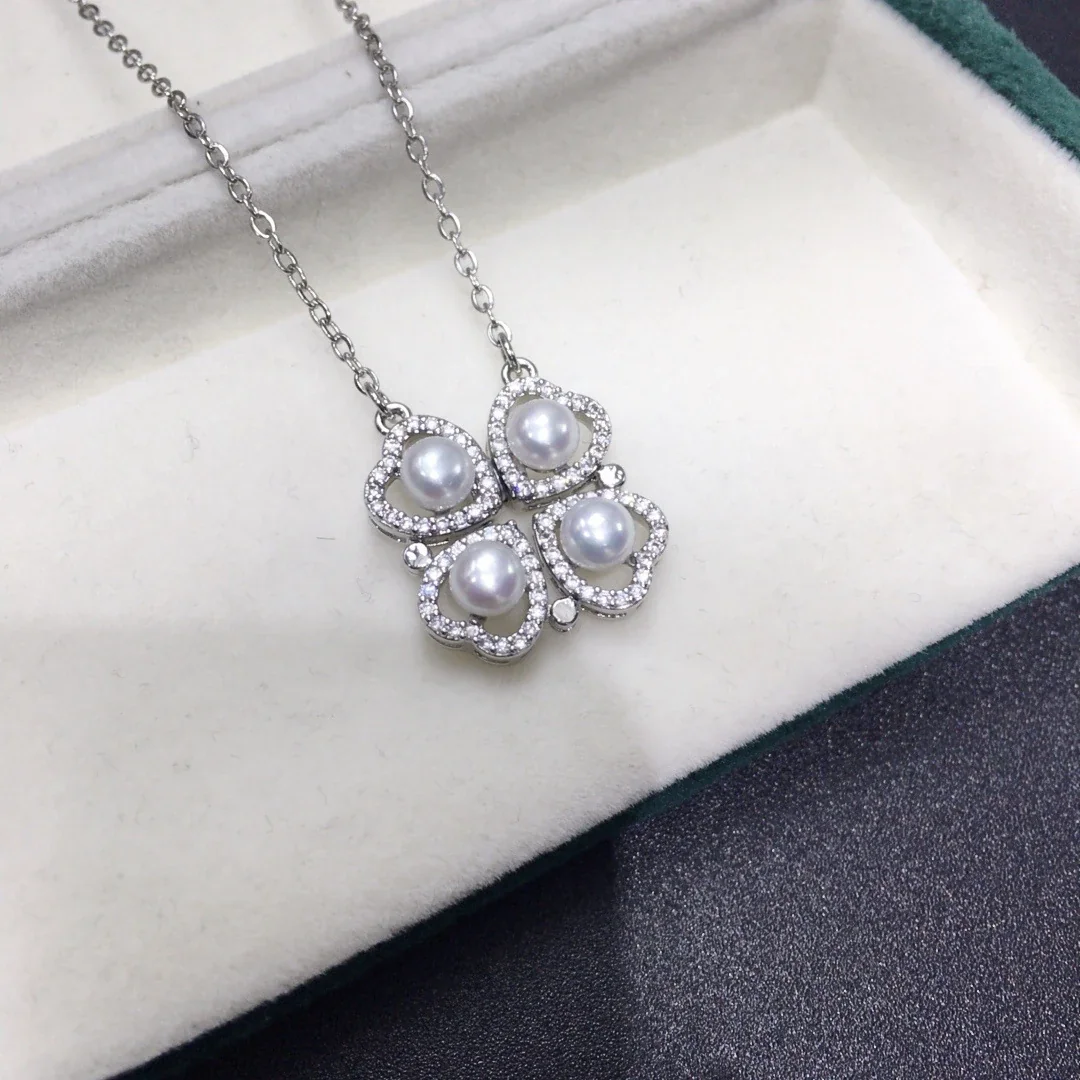 Gleaming Gold-Plated Four-Leaf Pearl Pavé Pendant Necklace - Silver